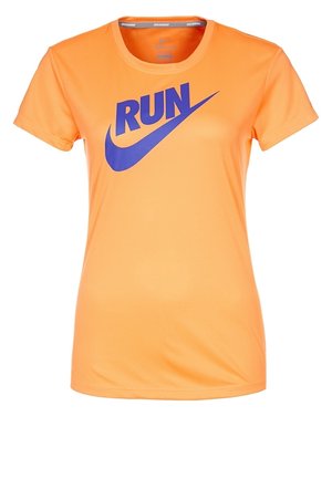 Hellorangefarbenes, kurzärmeliges Sportshirt mit auffälligem lila "RUN"-Schriftzug und Nike-Swoosh-Logo auf der Vorderseite.