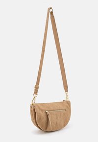 Borsa a tracolla in pelle color cuoio con motivo testurizzato, forma curva e dettaglio cerniera in tonalità oro. Include tracolla regolabile e tasca laterale con cerniera.