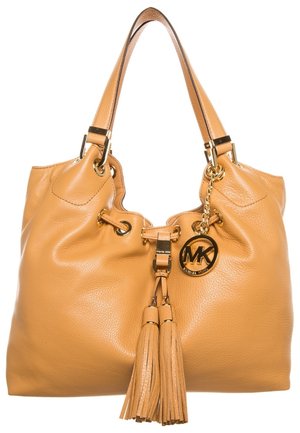 Sac à main Michael Kors en cuir couleur tan avec doubles bandoulières, fermeture par cordon à pompon, et un charm rond avec logo doré attaché.