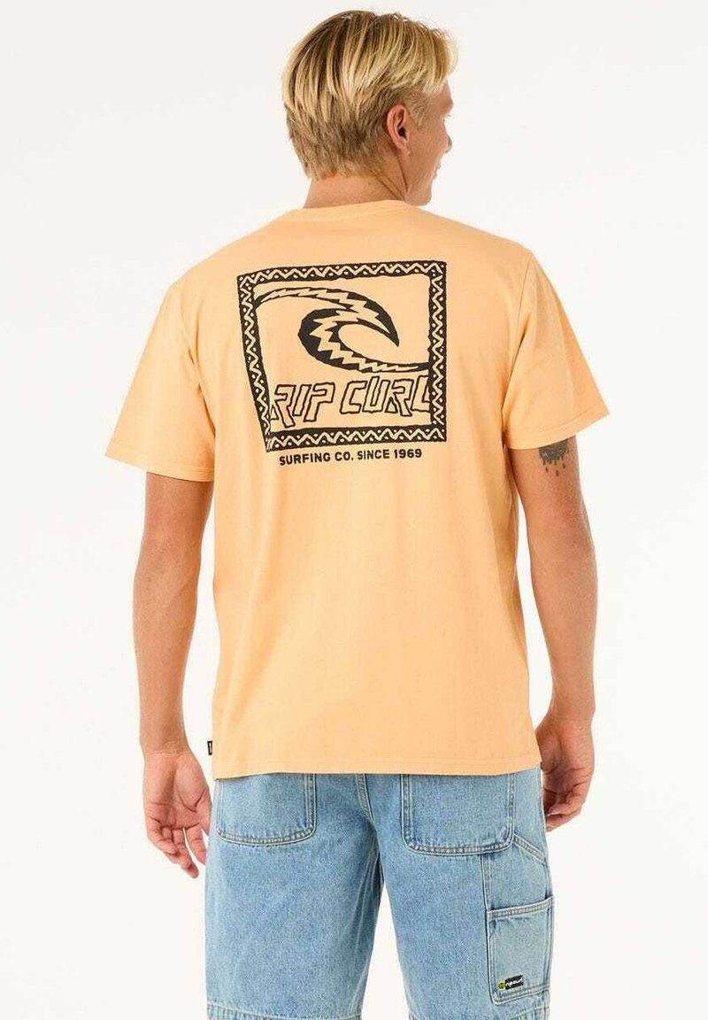 Korte mouwen t-shirt van lichtoranje katoen met een zwart surflogo en geometrisch randontwerp in het midden, met een relaxed fit.
