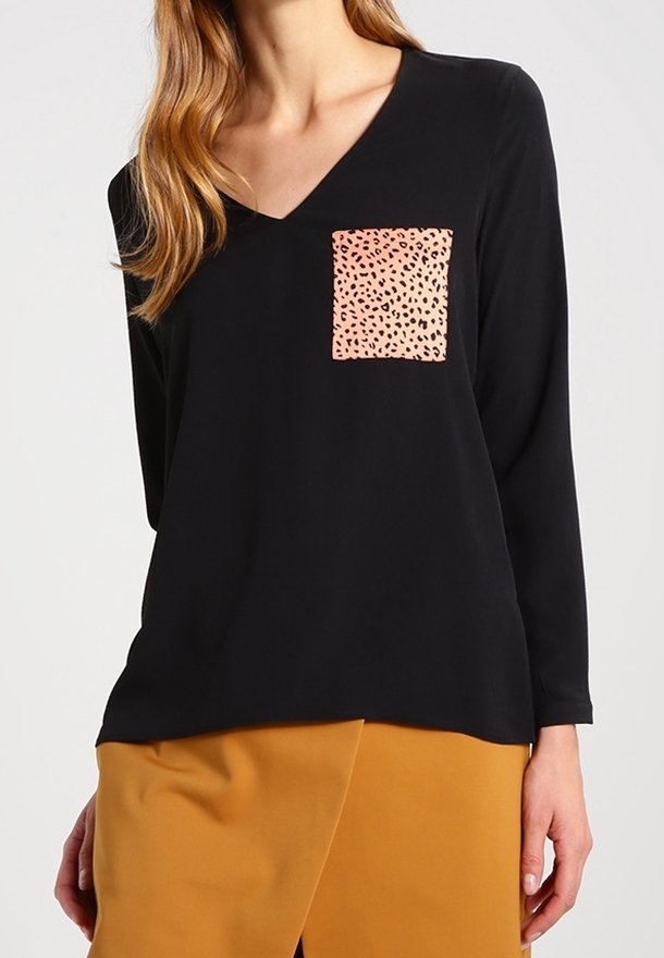 Maglietta nera a maniche lunghe con scollatura a V e una tasca applicata in stampa leopardata nei toni del pesca e del beige. Tessuto con texture liscia.