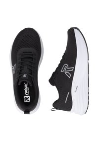 Chaussures de sport noires avec semelles blanches, tige en maille respirante, design à lacets et logo "Rieker" sur la languette et le côté.
