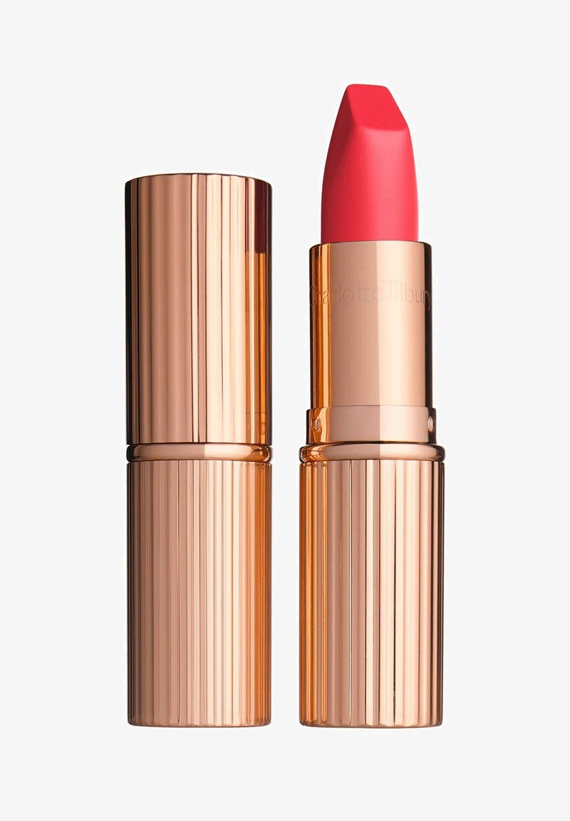 Geschlossene und offene Lippenstifthülsen in Roségold mit gerillter Oberfläche, im offenen Röhrchen ist ein leuchtend pinker Lippenstift sichtbar.