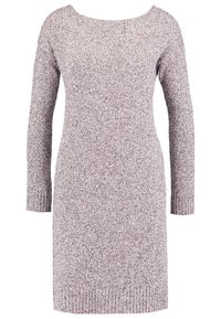 Stickad klänning i ett mjukt, fläckigt tyg med rund halsringning och lång ärm. Färgen har nyanser av ljuslila och vitt.