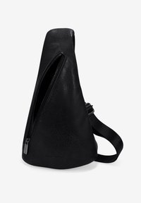 Bolso de cuero negro tipo bandolera con forma triangular, que cuenta con un zipper lateral y una correa ajustable. La superficie tiene un acabado texturizado.
