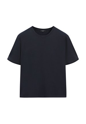 En enkel svart t-shirt med kort ärm och rund halsringning, med en vanlig passform och utan synliga logotyper eller mönster, uppvisad mot en vit bakgrund.