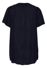 Blusa blu scuro ampia con maniche corte, scollo rotondo e texture morbida. Presenta discrete pieghe sulle spalle e spacchi laterali.