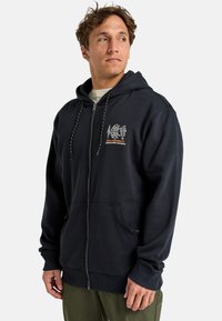 Marine blouson met rits, gemaakt van zachte stof, met een kangoeroezak, een verstelbare capuchon en een logo op de borst in contrasterende kleuren.