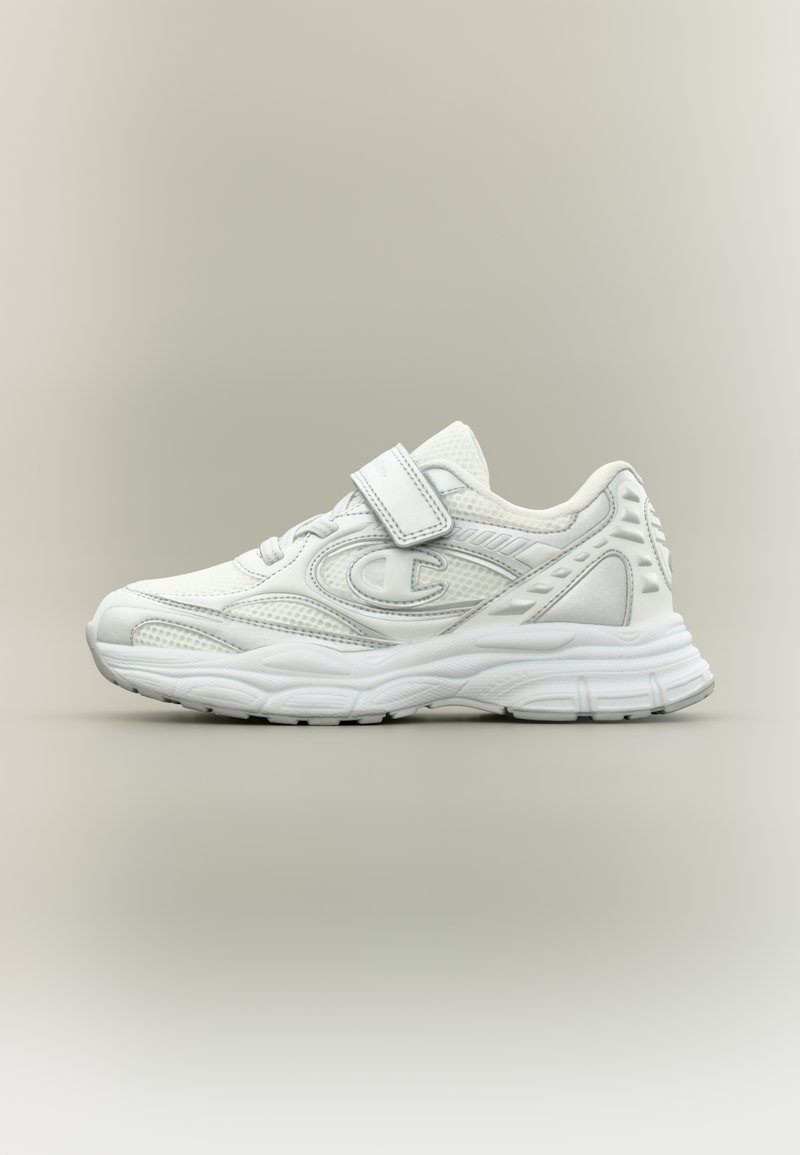 Chaussure de sport blanche avec tige en mesh, col rembourré et sangle réglable. Comprend des panneaux texturés et une semelle coussinée.