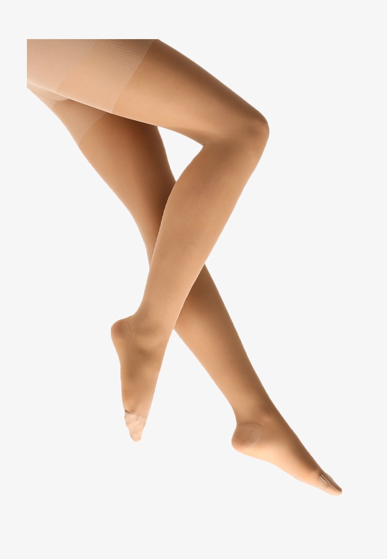 Beige transparente Strumpfhosen mit glatter Textur, verstärktem Zehenbereich und leichtem Glanz. Die Beine sind überkreuzt, um das Design und die Passform hervorzuheben.