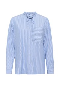 Camicia azzurro chiaro a maniche lunghe con righe bianche, colletto arricciato e chiusura con bottoni. Presenta una tasca a sinistra con motivo a righe diagonali.