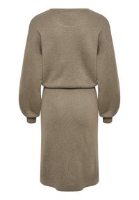 Abito lavorato a maglia in un colore oliva tenue, caratterizzato da una vestibilità rilassata, maniche lunghe e una vita cintata per dare definizione. Texture sottile in tutta la sua superficie.