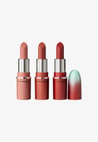 Drei MAC Lippenstift-Tuben: eine in sanftem Rosa, eine in warmem Rot und eine in tiefem Rot, jede mit einem metallischen Silberfuß. Der letzte Deckel verblasst von Rot zu Türkis.