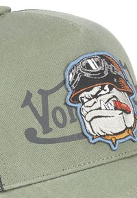 Casquette de baseball khaki arborant un patch en broderie détaillée d'un bulldog portant des lunettes de ski, avec le mot "York" en écriture grise.