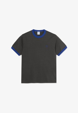 Camiseta de manga corta de color gris oscuro con cuello redondo y puños de manga azul, pequeño logo circular azul en el pecho izquierdo.