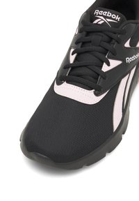 Czarne buty sportowe z meshową cholewką, z różowymi akcentami i logo Reebok. Zaokrąglony czubek i teksturowana gumowa podeszwa zapewniają przyczepność.