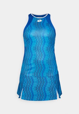 Niebieska sukienka sportowa z plecakiem, z teksturowanym wzorem w różnych odcieniach niebieskiego, z bocznymi rozcięciami i kontrastowym białym dekoltem.