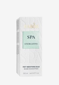 Emballage du baume lissant pour pieds Babor SPA ; boîte blanche texturée avec un accent vert menthe, logo en relief et texte noir ; taille de 150 ml.