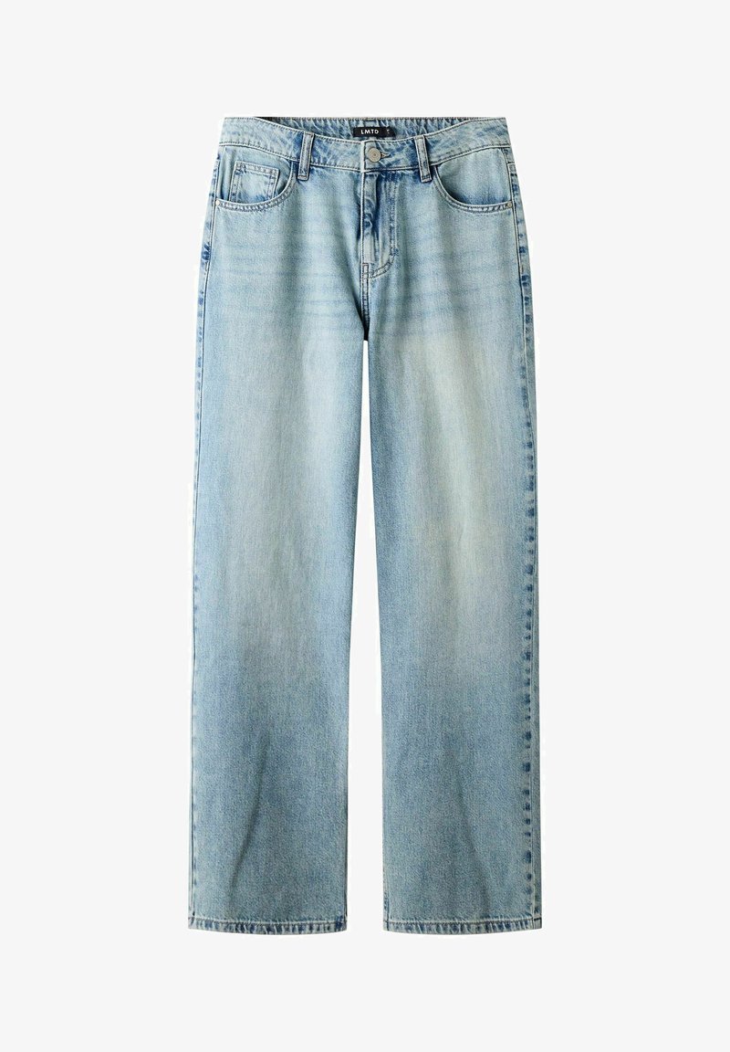 Svijetloplave traperice širokog kroja s visokim strukom, pet džepova, petljama za remen i suptilnim izblijedjenjem. Imaju preklop s gumbom i ravni rub.