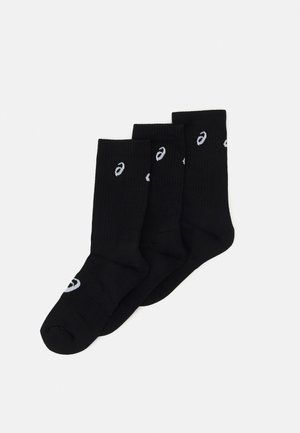 Schwarze Crew-Socken aus geripptem Stoff, mit weißen Asics-Logostreifen an der Seite. Drei Paare übereinander gestapelt.