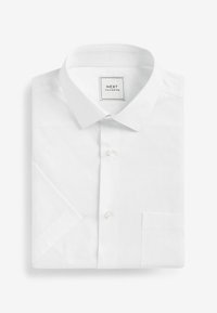 Camisa blanca de manga corta y botonadura, hecha de algodón, con cuello desplegable, que cuenta con un bolsillo en el pecho y una etiqueta que dice "NEXT Tailoring."