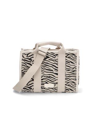 Bolsa de canvas con estampado de cebra, con asas y detalles en beige, que cuenta con dos asas y una correa de hombro desmontable. Forma rectangular.