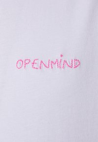 Tissu en coton blanc avec le texte brodé "OPENMIND" en fil rose vif, centré dans un design décontracté et simple.