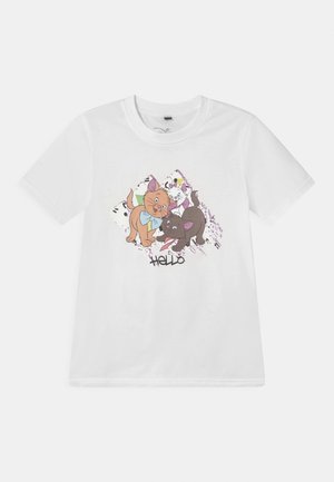 Valkoinen puuvillatee paita, jossa on värikäs grafiikka kahdesta sarjakissa ja sana "HELLO" alla. Lyhyet hihat ja pyöreä kaula-aukko.