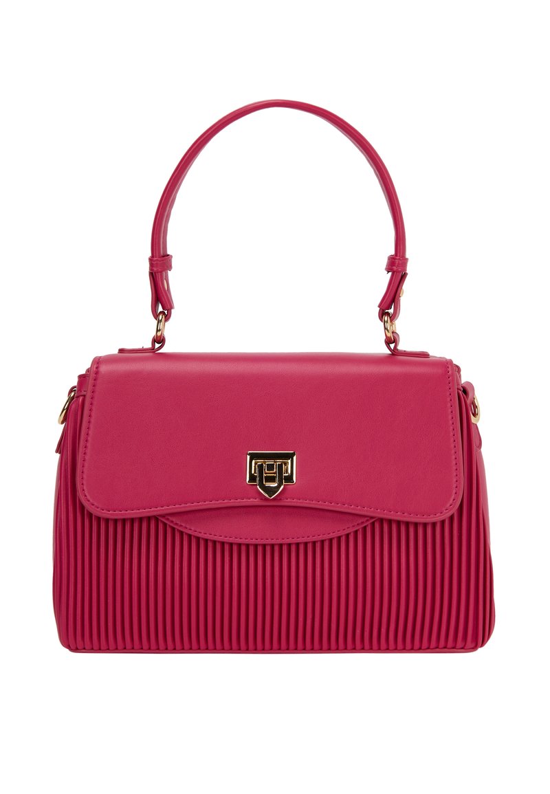 Sac à main synthétique rose avec un design plissé, de forme rectangulaire, fermeture à rabat et accents en matériel doré. Dispose d'une seule anse supérieure.