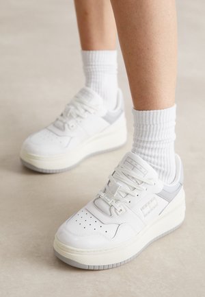 Sneakers - off-white
