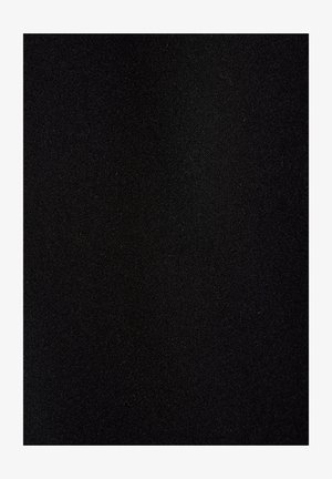 Tessuto nero con una texture liscia e opaca, caratterizzato da un tessuto uniforme senza motivi o accenti visibili.