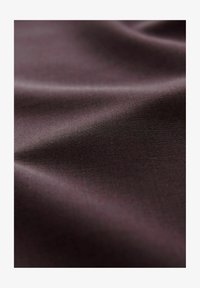 Vald, burgundy red