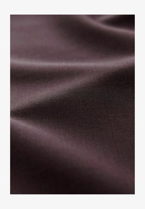 Tessuto testurizzato di un profondo colore marrone, con una finitura liscia e opaca, leggermente lucida e un sottile motivo intrecciato.