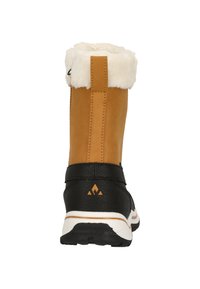 Brun läderankelboots med en fluffig vit krage, svart texturerad klack och vit sula med en orange logotypdetalj bak.