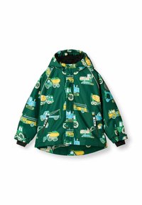 Giacca impermeabile verde con stampa giocosa di trattori e veicoli in giallo e blu, dotata di cappuccio foderato in pile e tasche con zip.