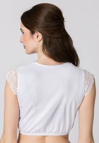 Weißes Crop-Top mit Spitzenkapuzenärmeln und gerafftem Saum. Glatte Textur mit tailliertem Schnitt, der einen strukturierten und dennoch flexiblen Sitz bietet.