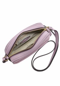 Borsa compatta in pelle lavanda con apertura con cerniera, minuteria dorata e interno foderato. Dotata di tracolla rimovibile.
