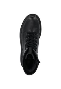 Stivale alla caviglia in pelle nera con lacci frontali e cerniera laterale. Presenta una punta rotonda, una superficie liscia e un interno imbottito.