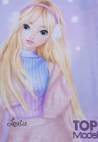 Illustrazione di una bambola con lunghi capelli biondi, che indossa un top a coste azzurro chiaro, un cardigan rosa e cuffie per le orecchie, su uno sfondo morbido viola.