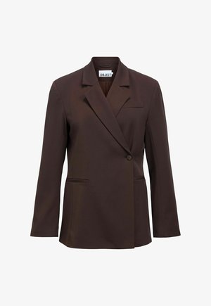 Blazer marron foncé à bouton unique avec revers crantés, manches longues et deux poches passepoilées à l'avant, étiquette « OBJECT » à l'intérieur du col.