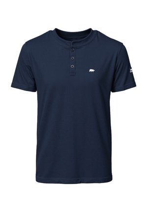Polo shirt blu navy a maniche corte con una chiusura a tre bottoni e un piccolo logo di un orso bianco sul lato sinistro. Tessuto liscio, vestibilità rilassata.