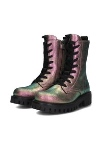 Botas de tobillo con cordones y un acabado metálico iridiscente en rosa y verde, con una suela negra gruesa y una cremallera lateral para facilitar el uso.