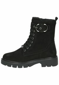 Botas de tobillo de ante negro con cordones en la parte frontal, puntera redonda, suela de goma gruesa y un acento decorativo de hebilla metálica.