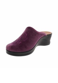 Zoccolo in suede viola con tacco a zeppa, caratterizzato da una superficie testurizzata e da un ricamo floreale. Suola in gomma nera per stabilità e comfort.