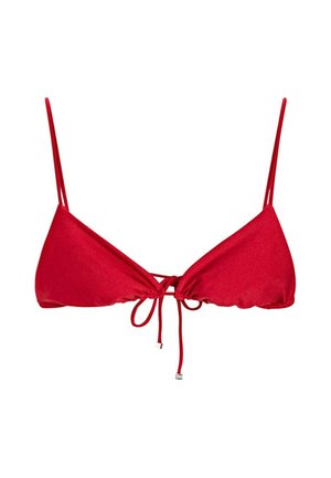 Czerwony trójkątny top od bikini z cienkimi ramiączkami i wiązaniem z przodu na białym tle.
