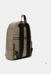 Zaino in tessuto beige con spallacci neri, caratterizzato da un motivo texturizzato e una tasca anteriore con zip. Progettato in una forma arrotondata con dettagli in pelle.