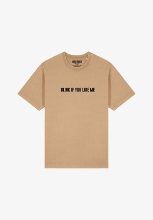 Bežinis medvilninis marškinėliai su apvalia iškirpte ir trumpomis rankovėmis. Priekyje išspausdinta juoda tekstas "BLYKŠTI, KAI PATINKU".