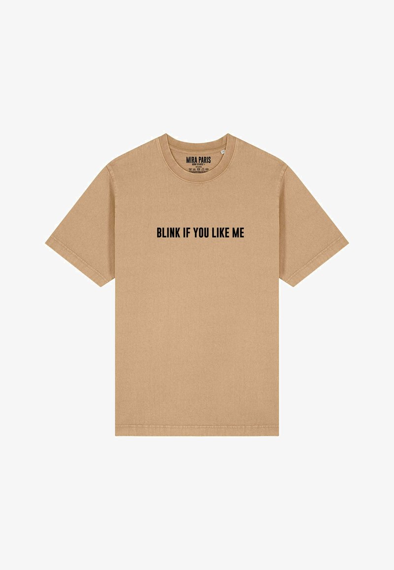 Bežové bavlnené tričko s okrúhlym výstrihom a krátkymi rukávmi. Na prednej strane je vytlačený čierny text "BLINK IF YOU LIKE ME".