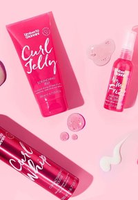 Umberto Giannini UMBERTO GIANNINI CURL HAIR CARE GIFT SET - SHAMPOO, MOUSSE & LEA - Hair set - roze