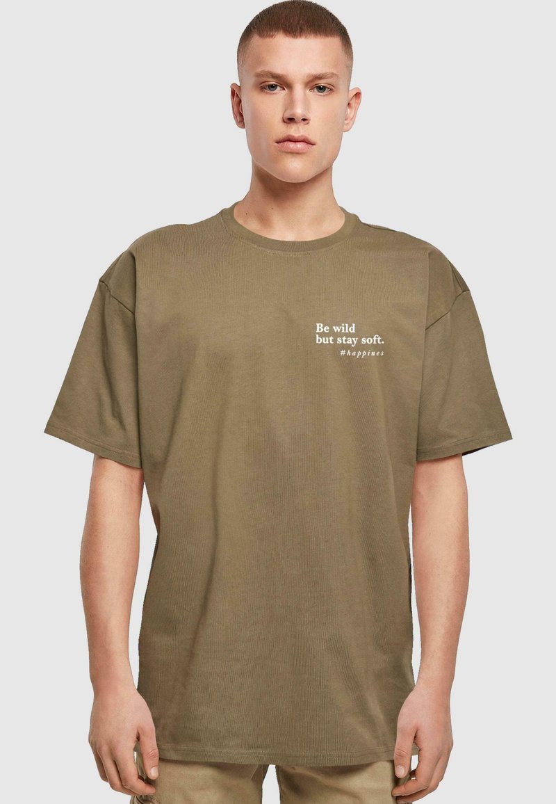 Olivengroene T-shirt van ribstof, met een ronde hals en een slogan in het wit gedrukt aan de linkerkant. Casual fit.